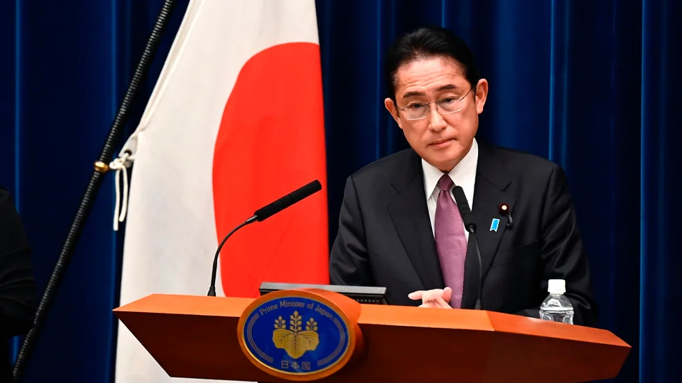 Japans premiärminister Fumio Kishida vid en presskonferens där han lade fram landets nya säkerhetsstrategi.