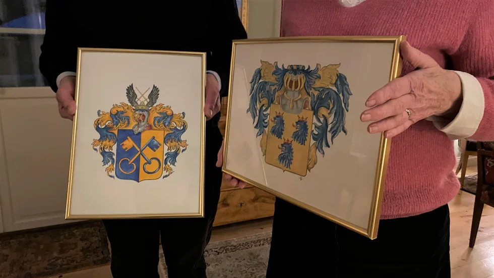 På väggen hemma hos Lena Hübinette Håkansson och Bosse Håkansson i Uppsala sitter nyversioner baserade på släkten Hübinettes originalvapen.