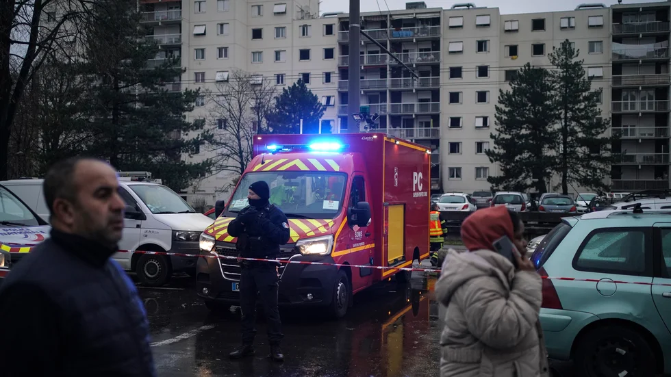 Poliser och brandmän i arbete vid flerfamiljshuset i Lyon.