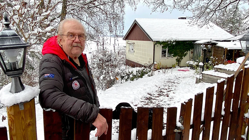 Hans Lindgren i Hamra utanför Örsundsbro, samt tre andra boende i hus som tillhör Svenska Kraftnät, hotas av uppsägning. Husen ska rivas men de som bor där vill inte flytta.