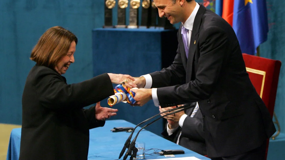 Nélida Piñon tar emot prinsen av Asturiens pris av Spaniens kronprins Felipe 2005. Arkivbild.