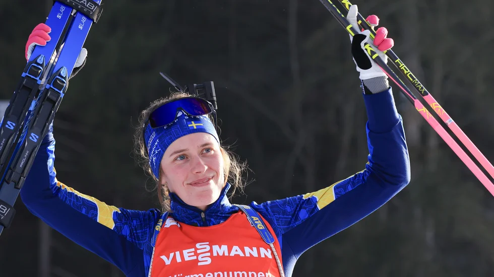 Elvira Öberg sköt prickfritt och bemästrade den isiga bana bäst av alla när hon vann i jaktstarten.