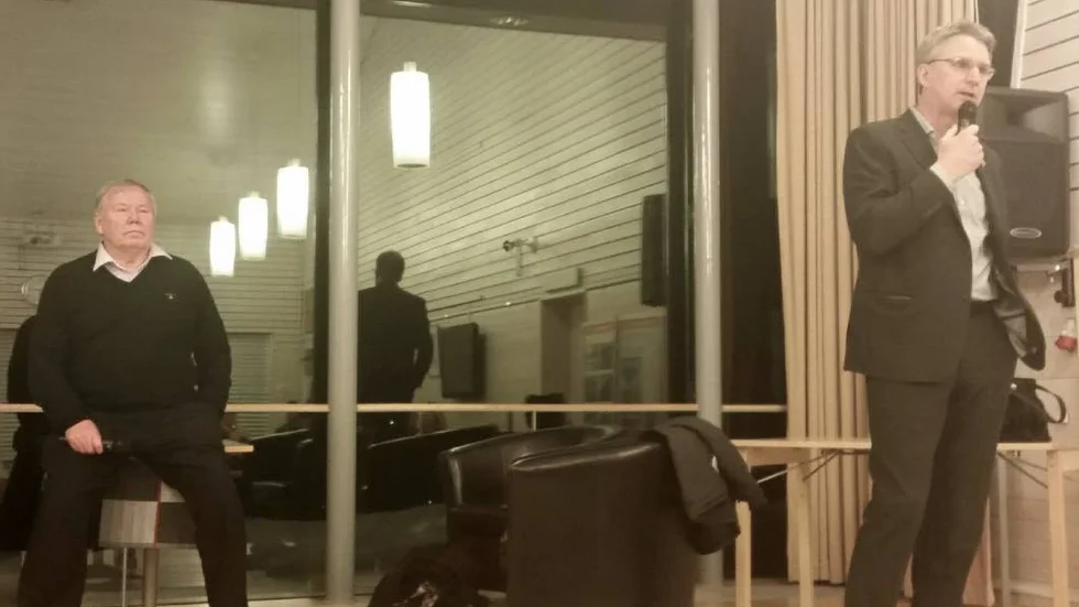 första mötet med porjus. Bert Karlsson (sittande) träffade Porjusborna under ett möte tillsammans med Migrationsverket under måndagen. Även kommunalrådet Robert Bernhardsson (S) var med.