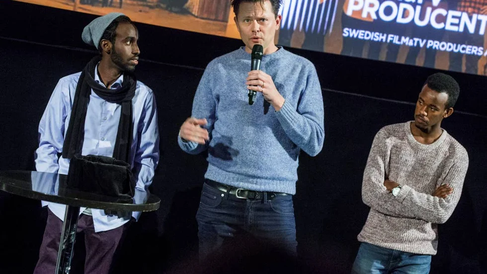 Det är en ynnest att få lära känna spelarna i det Borlängebaserade somaliska bandylandslaget. Filip Hammar och Fredrik Wikingsson följer deras utveckling från Bambi på hal is till VM-matcher i Irkutsk.