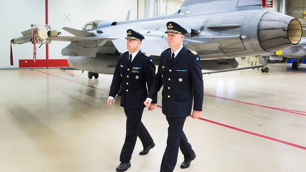 ÖVERLÄMNING. Chefsöverlämning är beordrat. Överste Fredrik Bergman, till vänster, slutar som chef för F 21 och går till Försvarsmaktens högkvarter i Stockholm. Carl-Johan Edström blir ny flottiljchef och överste.