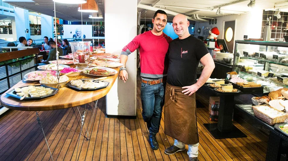 Jultanke. David Mirzajani och Daniel Caspersson bjöd alla som ville på gratis julbord.