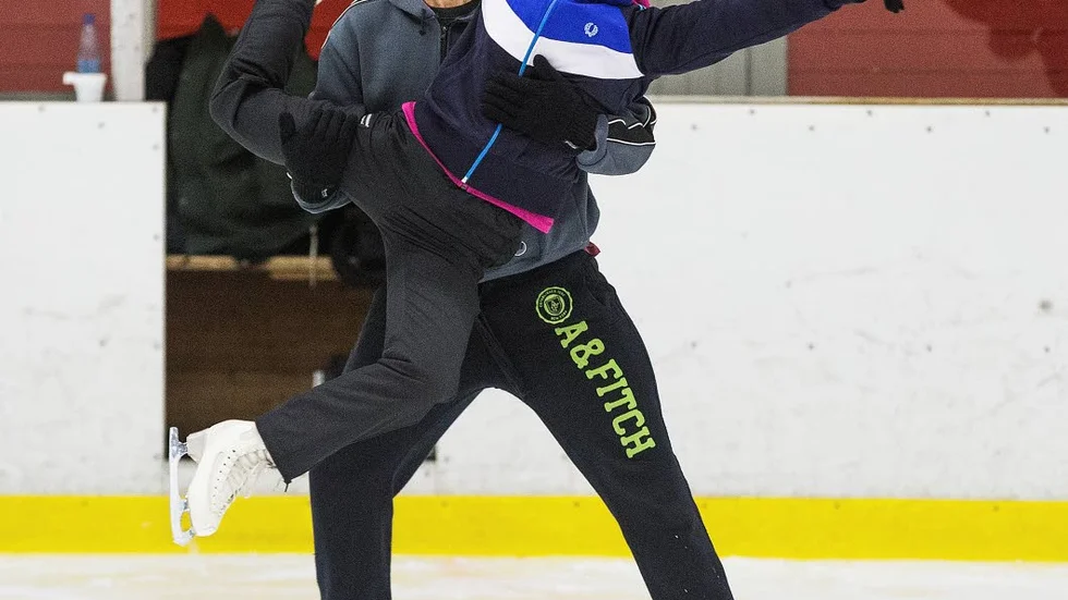 Träningstillfälle. Lars Frölander prövar att lyfta sin partner Moa Berglund inför Christmas on ice.