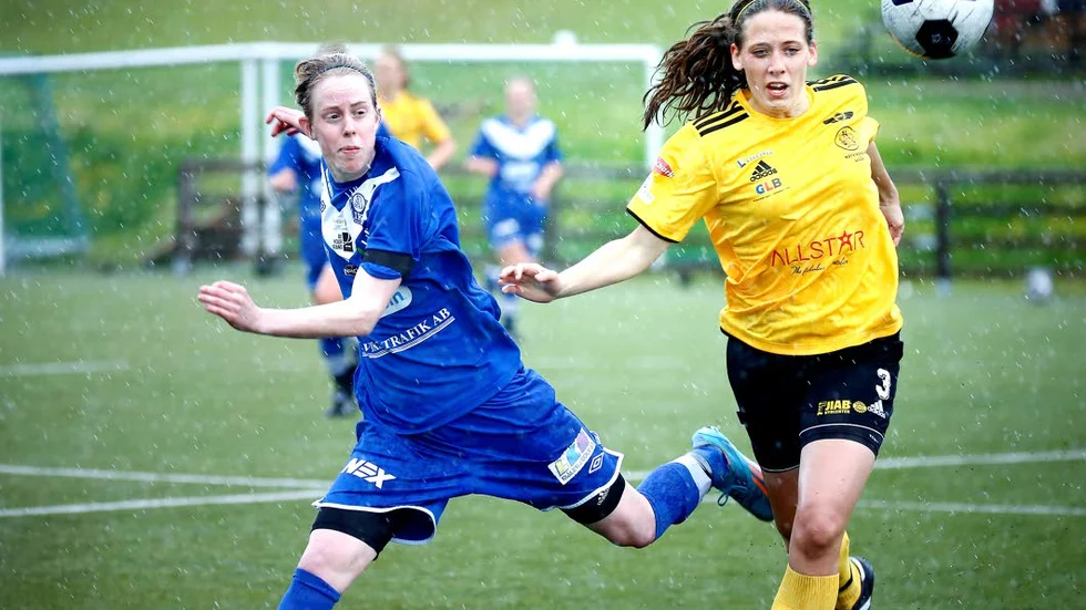 Först till boll. Gabriella Jonsson Edfast kommer först in i närkampen med Alviks Cecilia Edlund.