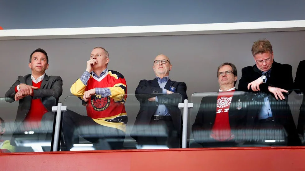 Fåordiga. Luleå Hockeys ledning vet varken ut eller in när det gäller Mark Owuyas avstängning.