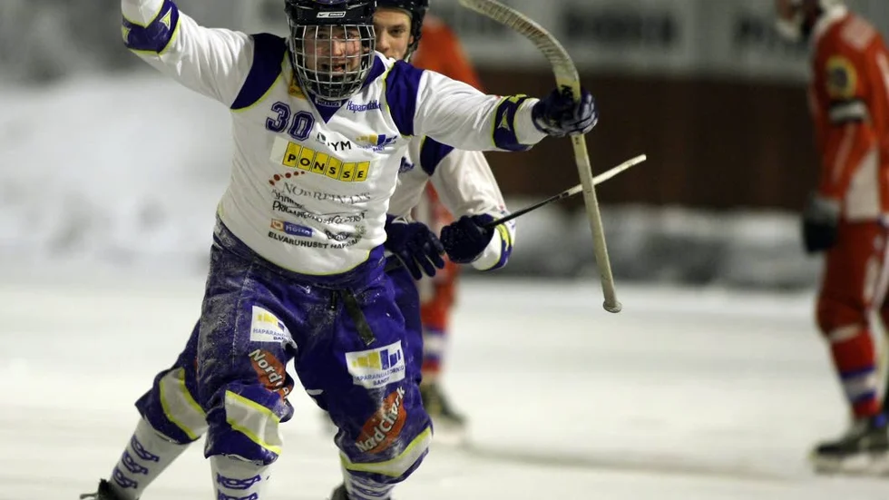 Förlänger. Sakari Pörhölä har skrivit på för ännu ett år i HT Bandy.