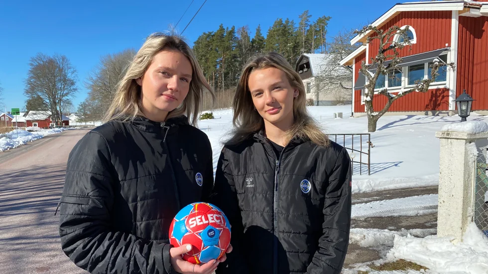 Utanför planen. Lotta Tvedsjö och Nellie Tvedsjö är två systrar uppvuxna i Djurkälla norr om Motala. Båda har spelat handboll i MHK och sedan VHF, för att gå vidare till Aranäs i Kungsbacka. Storasyster tar studenten nu i sommar och lillasyster börjar gymnasiet i höst.