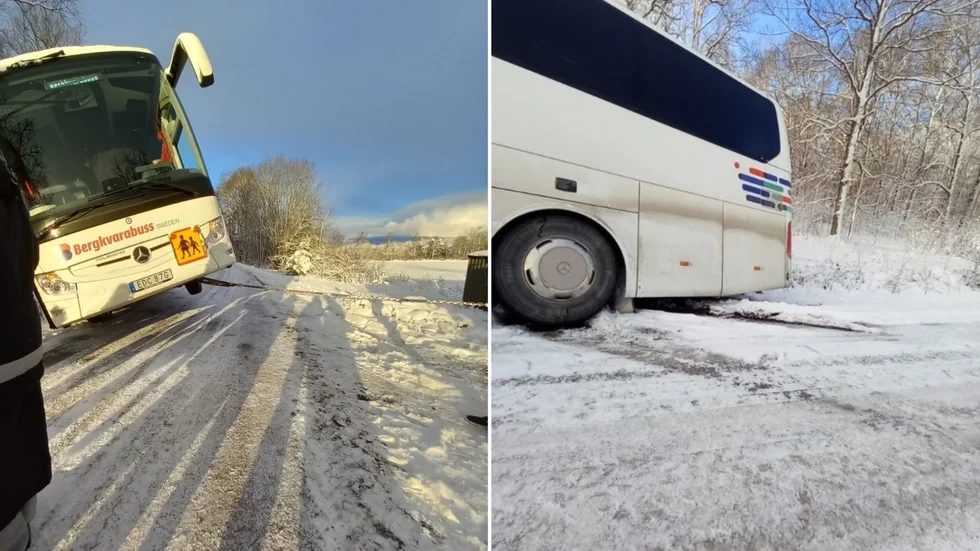 Bussen kanade ner i diket och lutade med ena framdäcket i luften. Föraren av en förbipasserande traktor säkrade bussen så att den inte skulle tippa över.