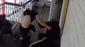 En övervakningskamera visar hur Harbobon blir överfallen av två män. Nu har de dömts.