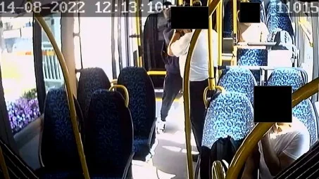 Bild från polisens förundersökning som visar hur den misstänkte 29-åringen sätter upp handen i ansiktet på en av de passagerare som försökte hjälpa bussföraren.