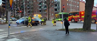 Två bilar i krock i Luthagen – en person till sjukhus