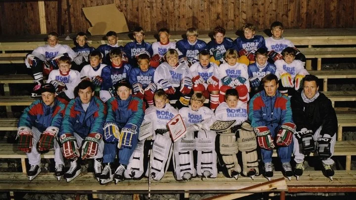 Börje Salmings hockeyskola 1993. Jag har rött halsskydd och sitter högst upp, men Börje känner ni alla igen.
