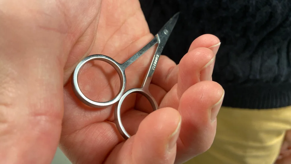 När patienten lämnades ensam högg hen sig själv med nagelsaxen. Bilden är arrangerad.