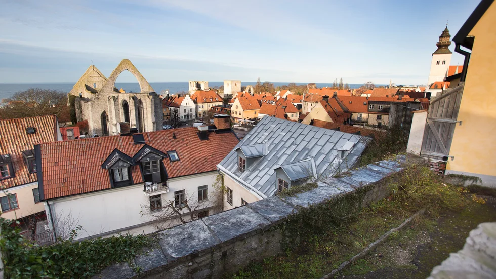Bostadsrättsföreningen i innerstan som tvingades handmåla ett plåttak måste nu även betala en sanktionsavgift för att arbetena med att byta ut taket inleddes innan bygglov beviljats.
