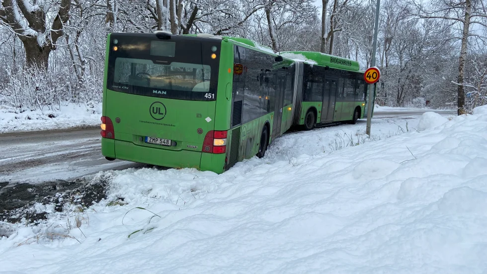 Bussen fastnade i snön på Vårdsätravägen.
