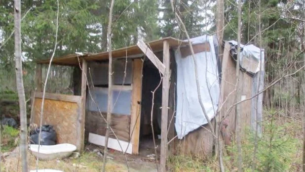 En av de olovliga bostäderna där folk har bott.