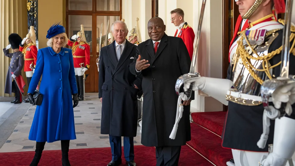 Sydafrikas president Cyril Ramaphosa tillsammans med Storbritanniens kung Charles III och dennes hustru Camilla på väg in till Buckingham Palace.
