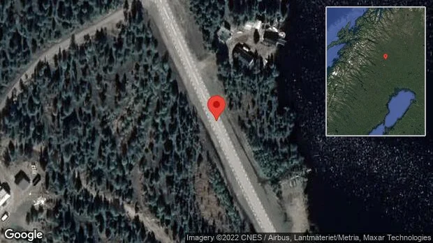 Personbil stillastående på E10