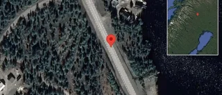 Personbil stillastående på E10 - helt stopp i ett körfält