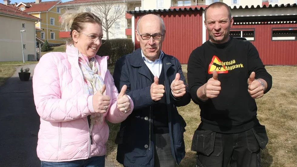 Tummen upp för solel. Ilona Carlengård, Kenneth Mårtensson och Leif Lindh tror på solelsatsningen som på sikt ska göra Himmelriket AB:s fastigheter självförsörjande på el.