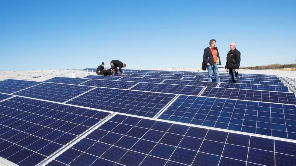 Solfångare. IFU arena satsar på solceller på taket. I veckan har de första installerats.