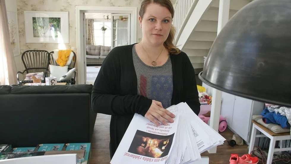 Listan. Elin Ragnarsson med listan med sammanlagt 2480 namn till stöd för deltidsbrandmännen, som hon i slutet på förra veckan postade till räddningstjänstens ledning.