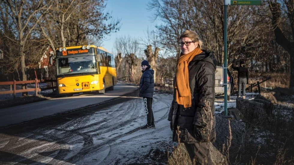 Ingen buss. Åsa Wallentinsson är upprörd över att sonen Marcus inte får kliva på skolbussen när den stannar i Slavsta på väg Sällinge, där han bor.