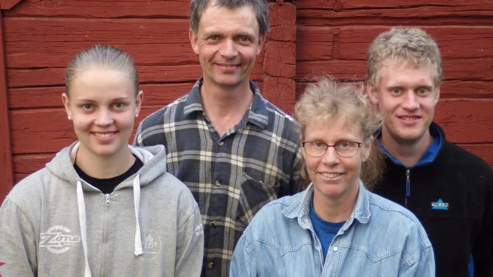 Lantbrukare. Familjen Johansson, Pär och Stina med barnen Hanna och Kristian, vid Sanda gård har tilldelats årets Groddenstipendie av Lantmännen.
