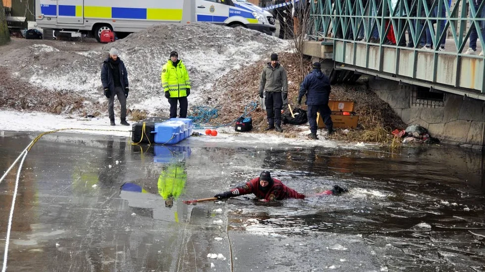 Bild från tidigare i februari när polisen sökte i Fyrisån efter föremål med koppling till mordförsöket på en myndighetschef.