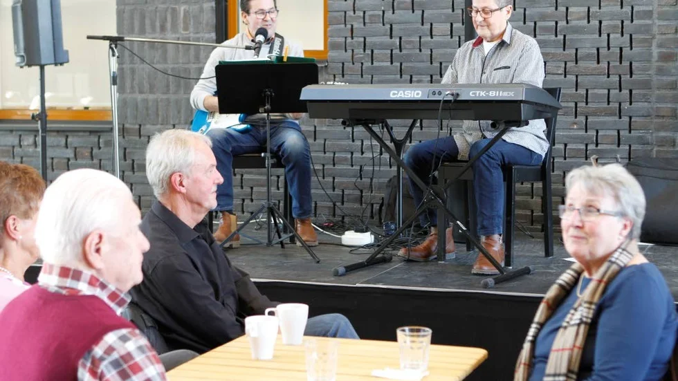 Knivstaborna Stellan och Jörgen Grönwall spelade på Kulturlänkens soppluch i Märsta centrum.