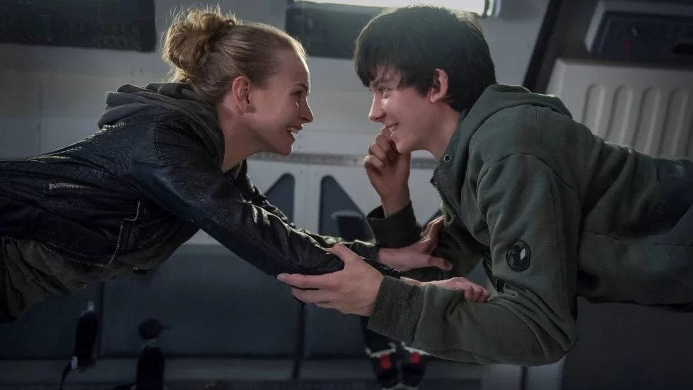 De omaka tonåringarna Tulsa (Britt Robertson) och Gardner (Asa Butterfield) förenas i utanförskapet. Men Gardners kropp är inte anpassad till jordens förhållanden.