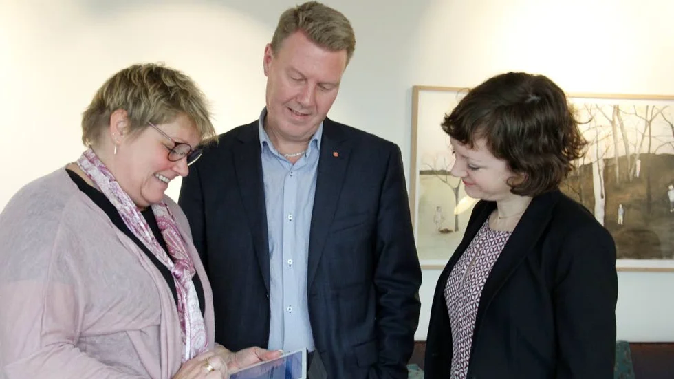 Nina Lagh (M) visade Bertil Kinnunen (S) och Malena Ranch (MP) hur en går in på sin sjukjournal via nätet.