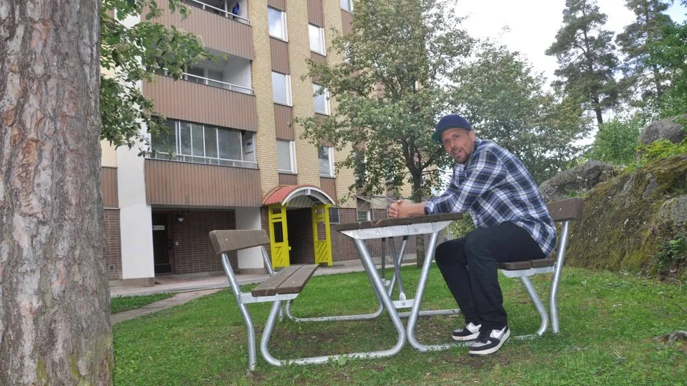 Trivs. Johan Ahrne har bott i Gottsunda ett år och trivs bra i stadsdelen på grund av naturen och den sociala gemenskapen. Men han förstår samtidigt varför området klassas som särskilt utsatt, och går alltid och möter dottern vid busshållplatsen när det är mörkt.