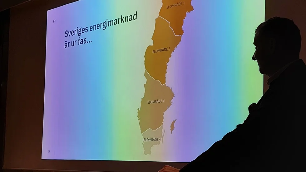 Nils Ringborg fångad i profil invid en av de bilder som kollegan Ludde Lundin visade på morgonmötet nere på Louis de Geer. 