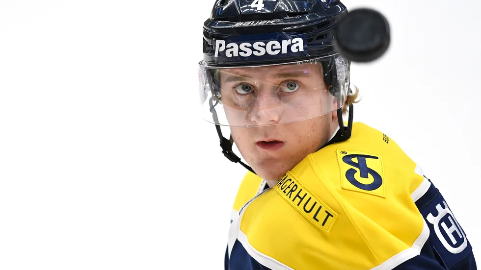 Emil Andrae, HV71, blev knockad av Modos Filip Sveningsson i toppmötet i fredags. Nu stängs Sveningsson av i sex matcher.