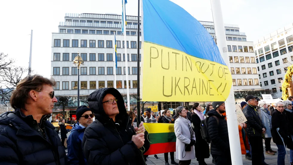 Demonstration mot Rysslands invasion mot Ukraina på Norrmalmstorg i Stockholm under lördagen.
