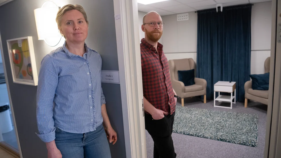 Lena Kjellmodin och Robbin Årstein, gruppchefer vid polisen i Västmanland som bland annat jobbar med att utreda det nya barnfridsbrottet. Här vid ett utav förhörsrummen vid Barnahus i Västerås.