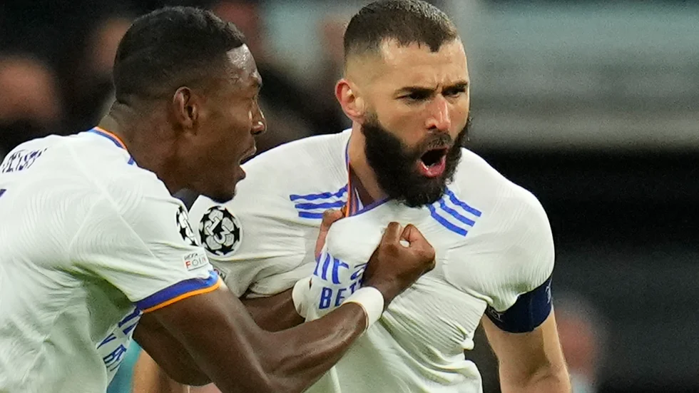 Karim Benzema, till höger, blev stor hjälte för Real Madrid när han med tre mål skickade sitt lag till kvartsfinal i Champions League.