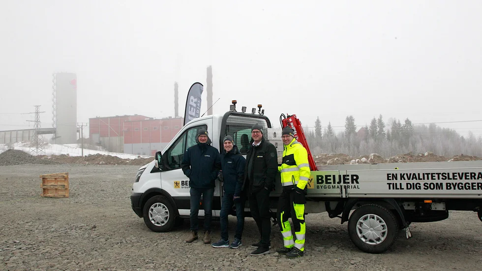 Grunden till säljkontoret är sprejad och utmärkt med pallar. Nu väntar de bara på att byggnaden ska levereras på tomten bakom värmeverket.