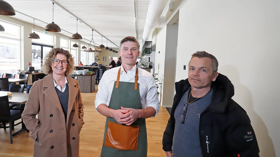 Restaurangchefen Anders Lundgren hälsar stammisarna Camilla Dahlberg och Magnus Ramquist välkomna till den nya restaurangen.