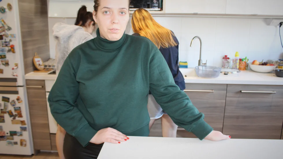 Yana Nazarenko, 28 år har bott i Åtvidaberg sedan 2011. Sedan Ryssland invaderade hemlandet Ukraina har hon kämpat för att få vänner och släktingar till Åtvidaberg. Nu har hon tagit emot fyra kvinnor, tre småbarn och en tonårspojke i lägenheten på Kalkugnsvägen."Det känns skönt att vi kan vara tillsammans nu", säger hon.