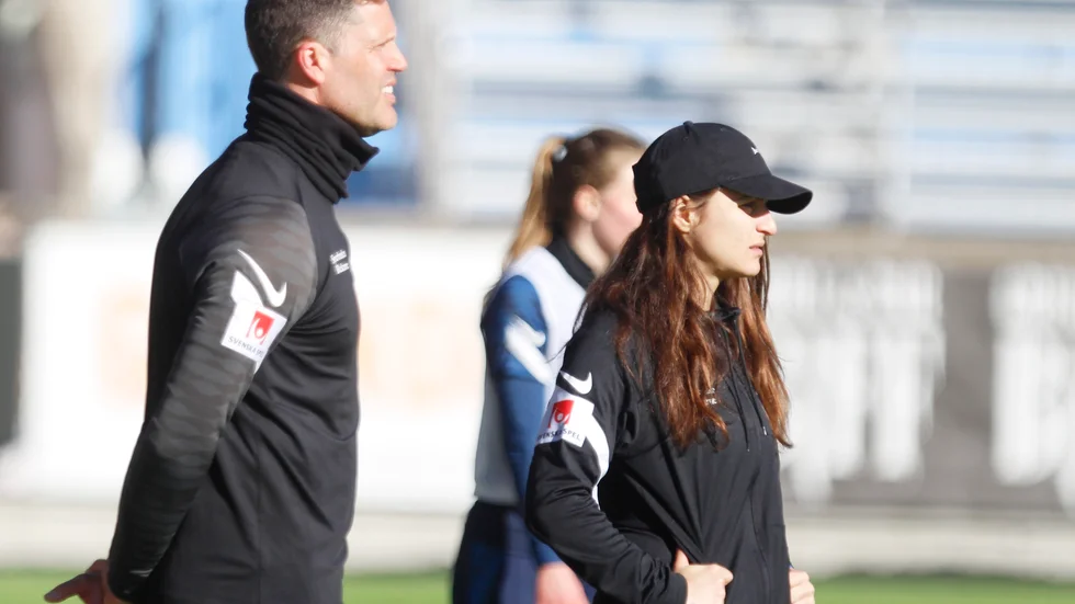 Eskilstuna Uniteds tränarduo Fredrik Bernhardsson och Elena Sadiku.