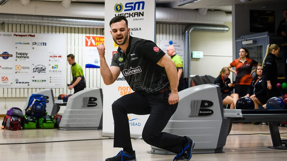 Emil Holmberg, Bodens BS, jublar under finalspelet i bowling under Dag 3 av SM-veckan.