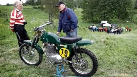 Lars Eriksson med sin motorcykel pratar med Stig Andersson.