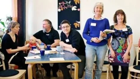 Föräldrautbildningen Cope. Från vänster Helen Andersson, Sture Myhrberg (7 månader), Henry Myhrberg, Jonas Andersson, förskollärare Cajsa Strand, kurator Anna Blomkvist och Torgny Andersson.