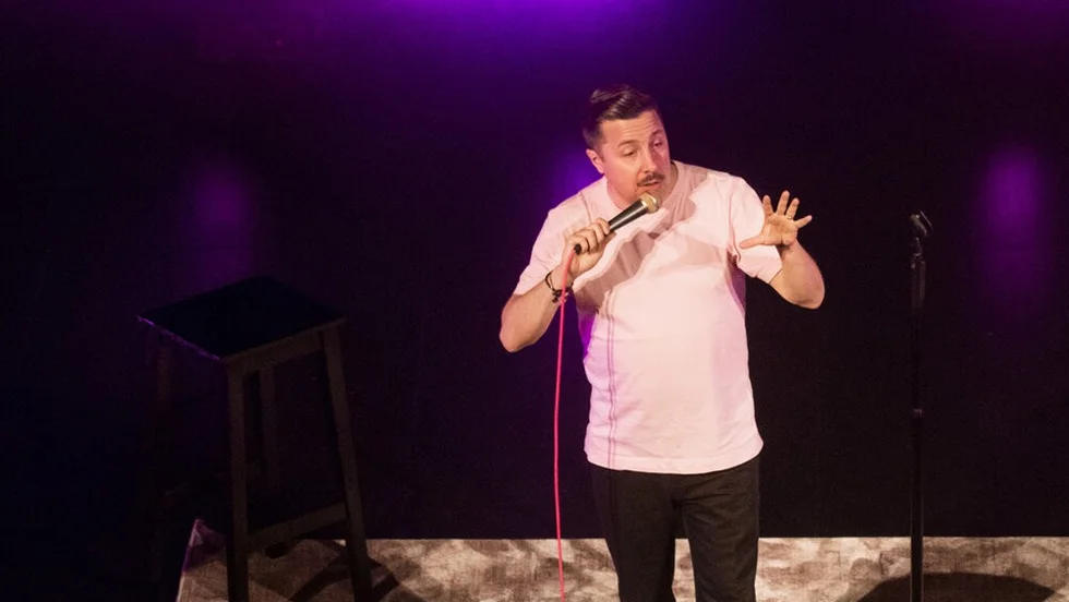 David Sundin bjöd på en oavlåtet underhållande stand up mycket igenkänning, fniss och ett par rejäla avsgarv.